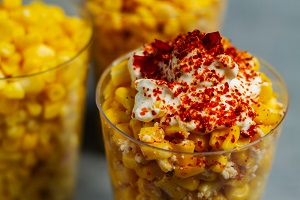 Xacuti-flavored popcorn (popcorn seasoned with a xacuti spice blend)