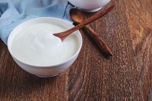 Xylitol-sweetened yogurt (using the sugar alcohol xylitol as a sweetener)